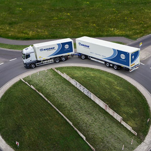 Sattelauflieger_Krone_Dry_Liner_Kreisverkehr