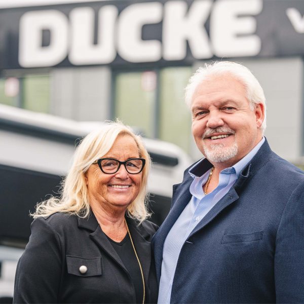 Truck-Center-Ducke_Geschaeftsfuehrer_Jens-und-Frau_Ducke